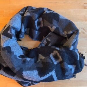 Geometric Patterned Scarf in Black and Gray